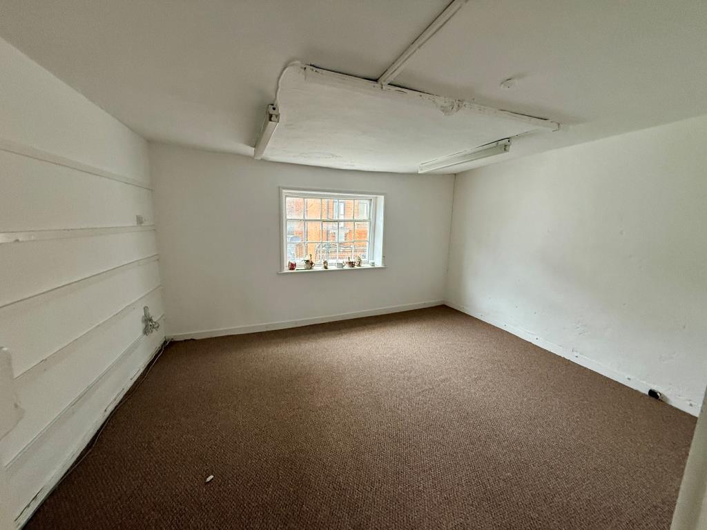 Lot: 36 - VACANT UPPER PARTS WITH POTENTIAL FOR CONVERSION - Second floor room to front
